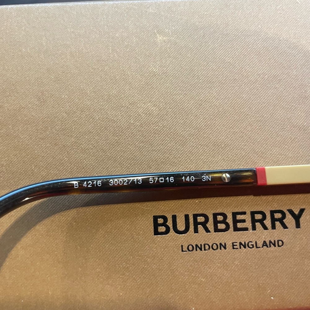 Burberry Sunglasses with Black and Cream Highlights - Picture 7 of 8